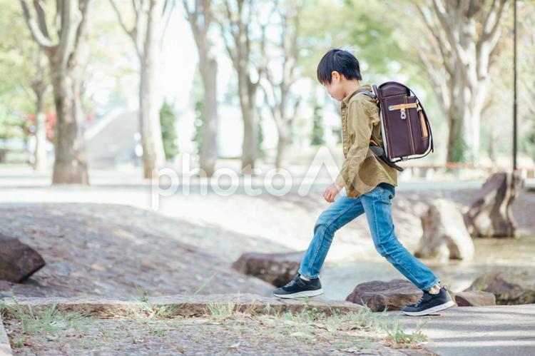 学校帰りに川で遊ぶ小学生の男の子 川遊び,小学生,子供の写真素材