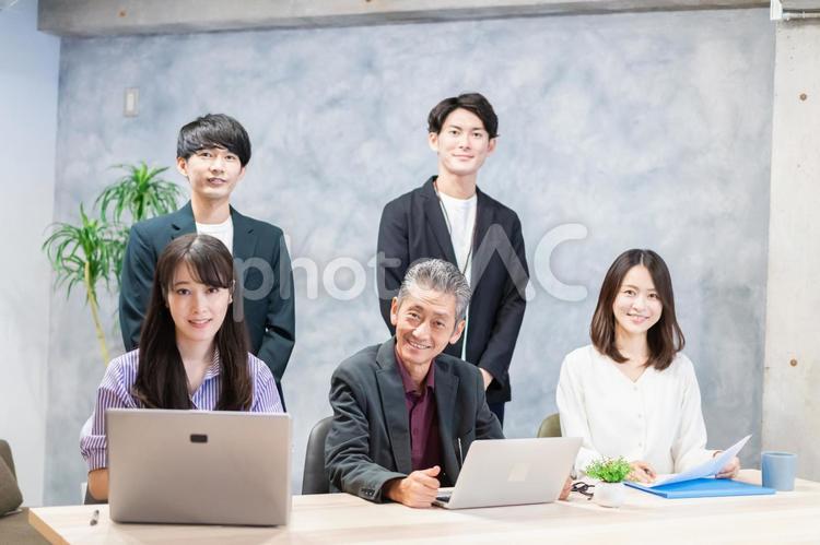 オフィスで打ち合わせをするオフィスワーカー ビジネスシーン,ビジネス,会議の写真素材