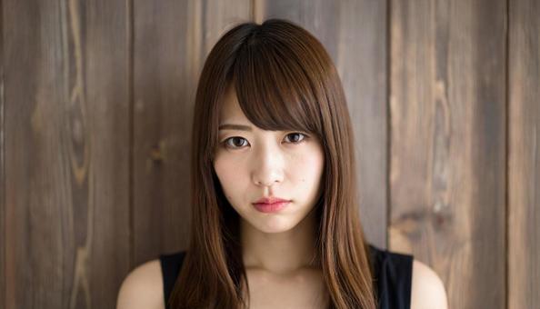 少し不機嫌な若い女性4 少し不機嫌な若い女性4の写真