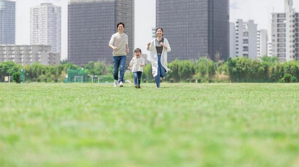 追いかけっこする親子 追いかけっこする親子の写真
