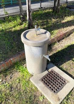 ある公園の立形水飲水栓_左_711L 水道,水飲み場,立形水飲水栓の写真素材