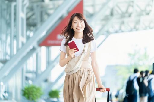 空港でパスポートを持つ旅行中の女性 空港でパスポートを持つ旅行中の女性の写真