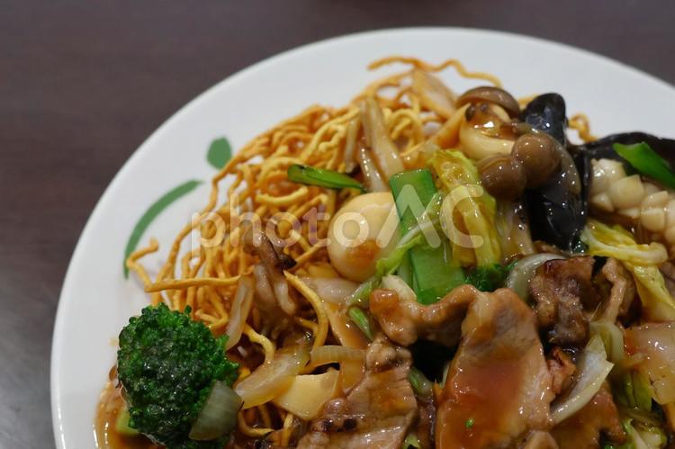 中華料理店のバリかた五目焼きそば 五目焼きそば,具だくさん,豚バラの写真素材