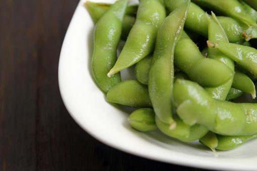 茹でた枝豆の皿盛り 茹でた枝豆の皿盛りの写真