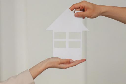 家の切り抜きを持つ手元 保険業,事務職,接客業の写真素材