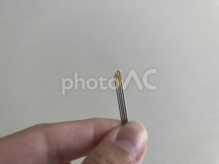 裁縫針を持つ手 裁縫,針,家庭科の写真素材