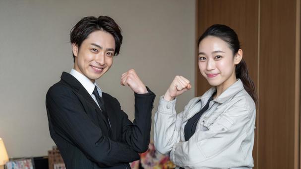 力強くポーズを決める二人 力強くポーズを決める二人の写真
