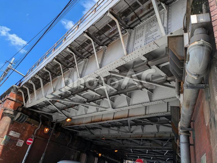 神田駅近くの鉄道高架下 高架下,鉄道橋,神田駅の写真素材