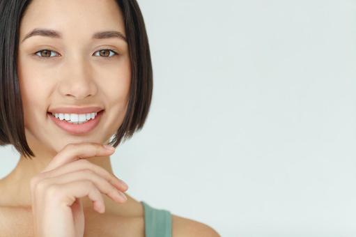 カメラ目線の女性と余白 カメラ目線の女性と余白の写真