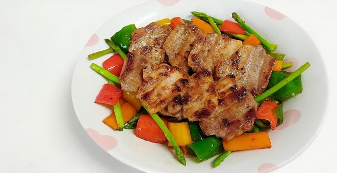 厚切り豚バラと彩り野菜の香味焼き 和食,日本食,和洋食の写真素材