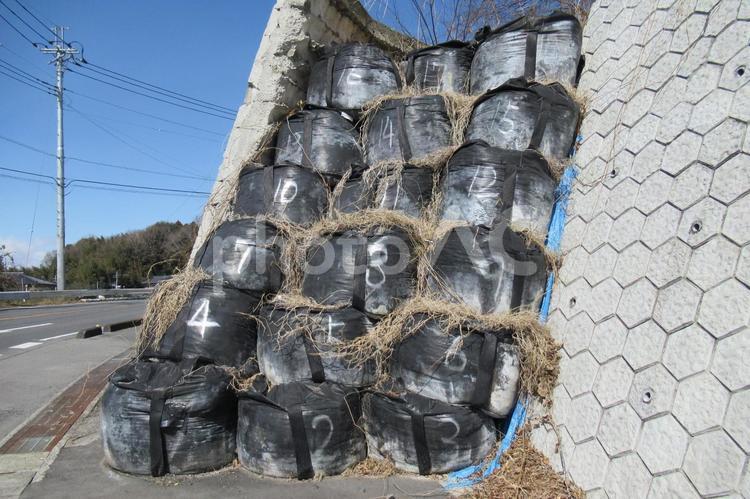 断崖の隙間を埋める耐候性大型土のう 崖,断崖,間の写真素材