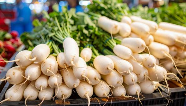 八百屋の店先の積みあがった大根の写真