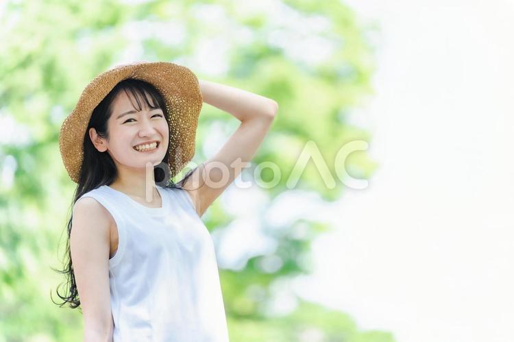 夏の旅行・レジャーに来た女性・カメラ目線 旅行,夏,レジャーの写真素材
