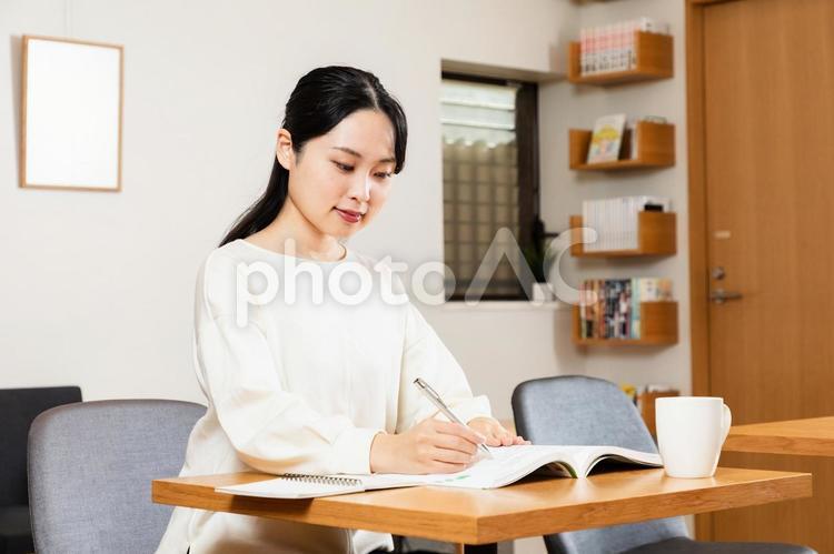 試験勉強をするアジア人女性08 勉強,女性,人物の写真素材