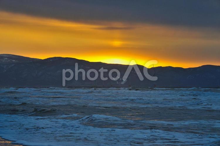 夕暮れの海 冬,石狩浜,あそびーちの写真素材