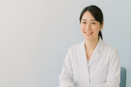 微笑む白衣を着た女性 微笑む白衣を着た女性の写真
