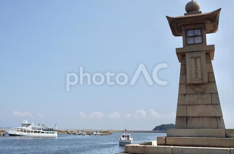 鞆の浦の海と常夜灯 鞆の浦,広島,福山の写真素材