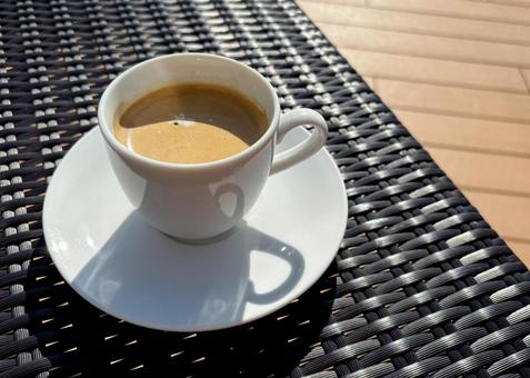 朝のテラスでコーヒータイム 朝のテラスでコーヒータイムの写真