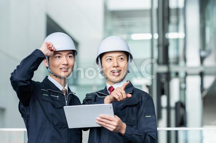 タブレットで調整する作業員のスタッフ 作業員,ビジネス,作業服の写真素材