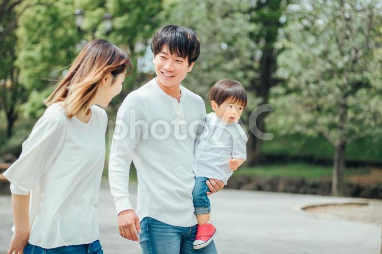 赤ちゃんを抱く女性と家族（パパ・3人） イクメン,赤ちゃん,育メンの写真素材