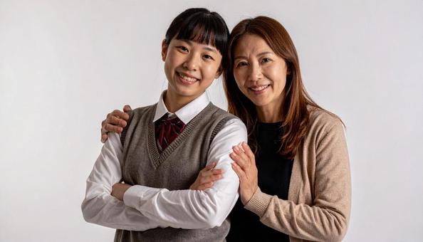 仲良しの制服の子供と母親のポートレート 仲良しの制服の子供と母親のポートレートの写真