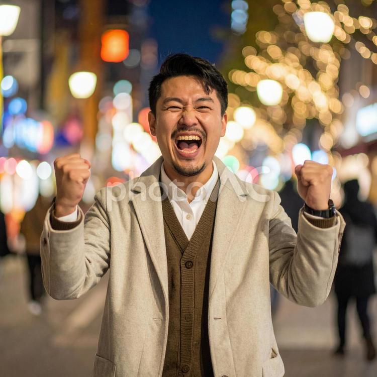 喜びを爆発させる30代日本人男性 喜び,達成,男性の写真素材