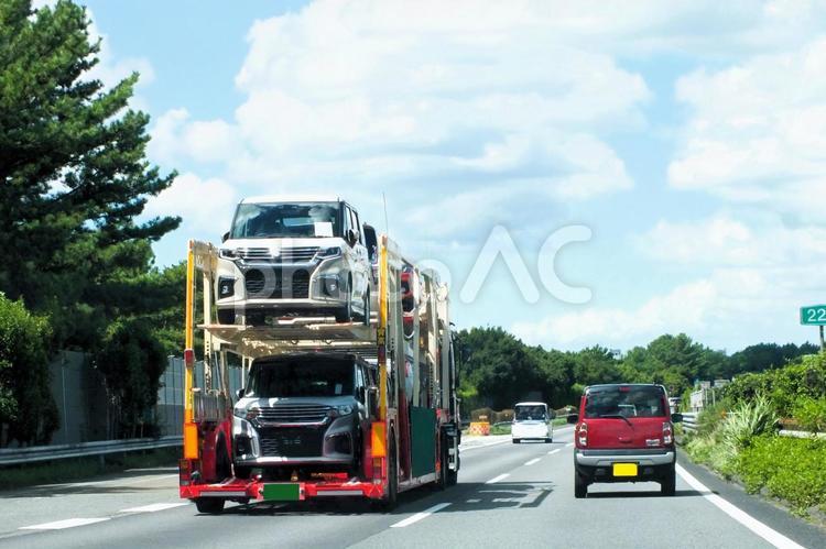新車を載せて運搬　雲の波が見える夏空 キャリアカー,新車,積載の写真素材