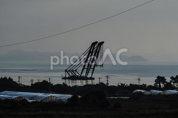 ＜素材＞梅雨の荒れた海とサルベージ船 サルベージ船,海,クレーンの写真素材