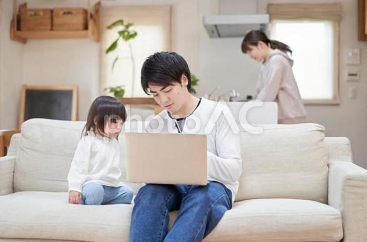ママが家事をする中、子供の面倒をみるパパ 男性,ママ,家事の写真素材