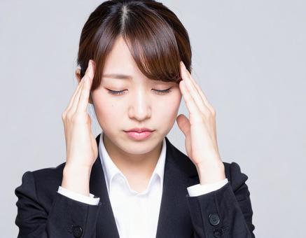 頭を抱えるOL 頭を抱えるOLの写真