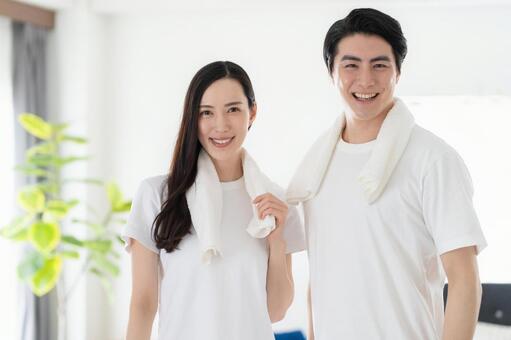 リビングでフィットネスをするミドルの夫婦 フィットネス,エクササイズ,夫婦の写真素材