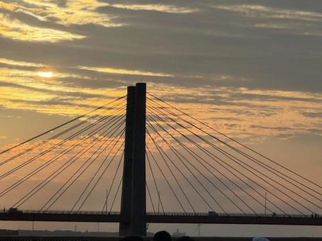 吊り橋の夕景 吊り橋の夕景,吊り橋,橋の写真素材