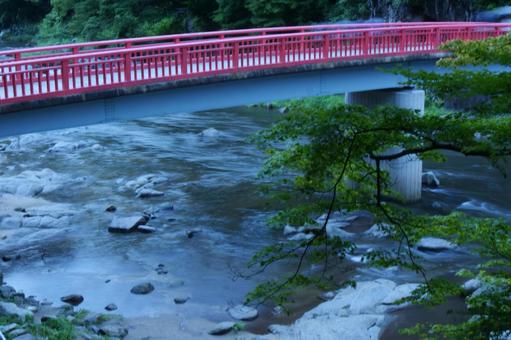 赤い橋と香嵐渓の流れ 赤い橋と香嵐渓の流れの写真