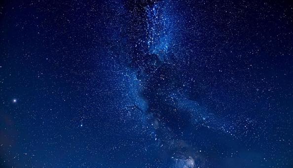 星が光る夜の幻想的な空の写真素材 星が光る夜の幻想的な空の写真素材の写真