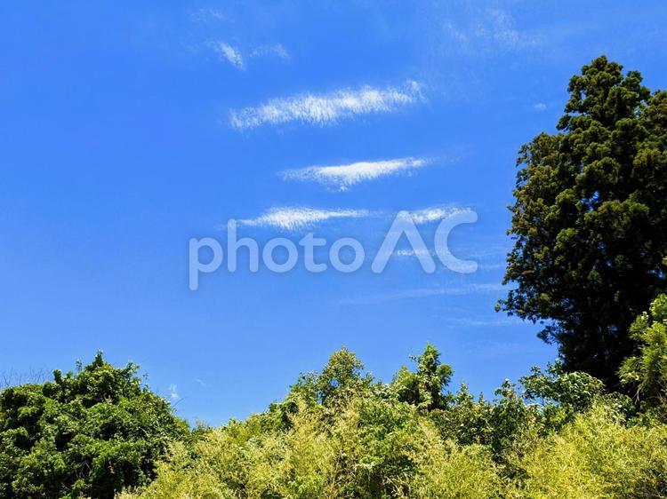 空の壁紙　鮮やかな青空ときれいな雲 青い空,白い雲,山の写真素材
