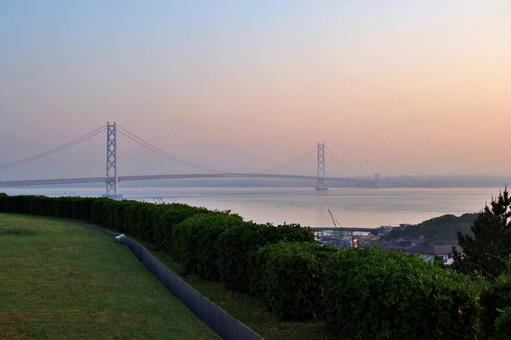 早朝の明石海峡大橋 早朝の明石海峡大橋 明石海峡大橋,明石,淡路島の写真素材