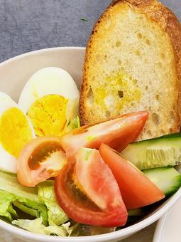 パン付きサラダ パン付きサラダ 野菜,サラダ,フランスパンの写真素材