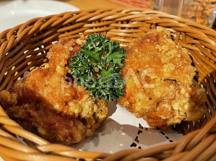 華金の唐揚げ 揚げたて,揚げ物,おつまみの写真素材