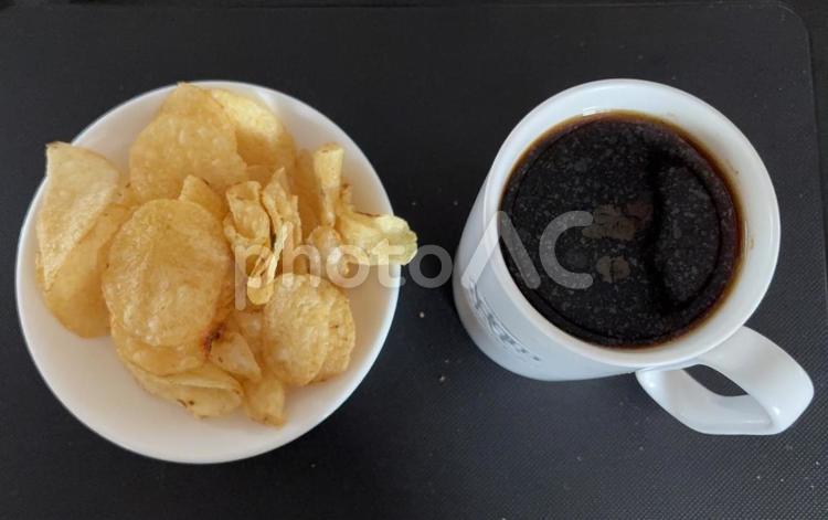 ドリップコーヒーと堅揚げポテトチップス コーヒータイム,コーヒーブレイク,ドリップコーヒーの写真素材