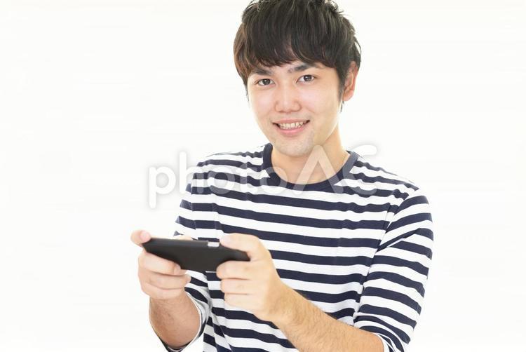 スマートフォンを持つ男性 スマホ,スマートフォン,アイフォンの写真素材