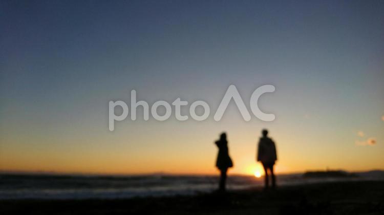 海に沈む夕陽と女性二人シルエット イメージ,テキストスペース,トワイライトの写真素材