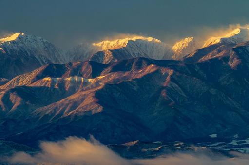 ビーナスラインから見る朝焼けのアルプス 冬,雪山,アルプスの写真素材