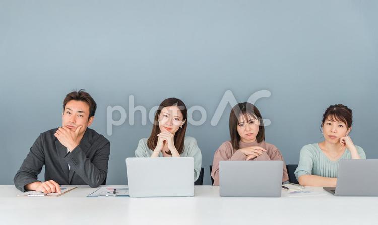 会社・オフィスで仕事・会議をする男女 ビジネス,トラブル,ストレスの写真素材