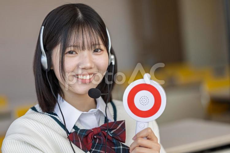 丸を持った笑顔の学生 女子学生,制服,ヘッドセットの写真素材
