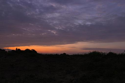 鷹の台の夜明け 鷹の台の夜明け マジックアワー,夜明け,朝焼けの写真素材