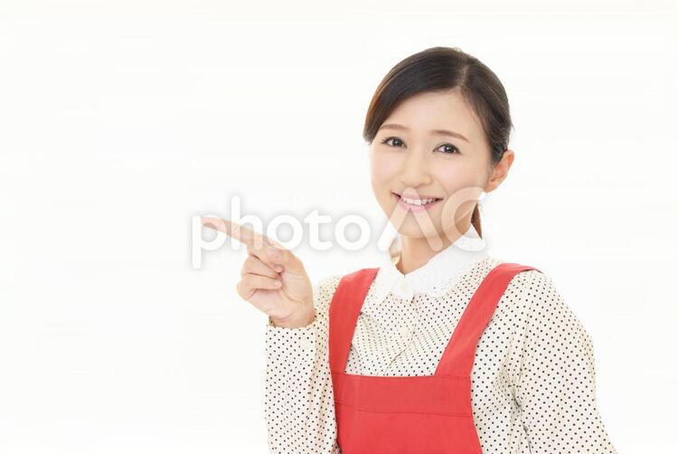 指示する笑顔の主婦 女性,女,主婦の写真素材