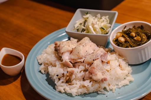 夕食の蒸し鶏ごはん 夕食の蒸し鶏ごはん 夕食,ごはん,鶏肉の写真素材