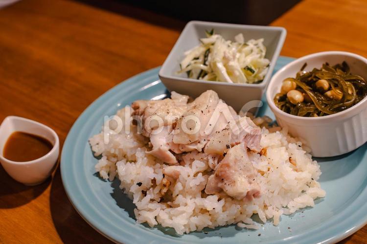 夕食の蒸し鶏ごはん 夕食,ごはん,鶏肉の写真素材