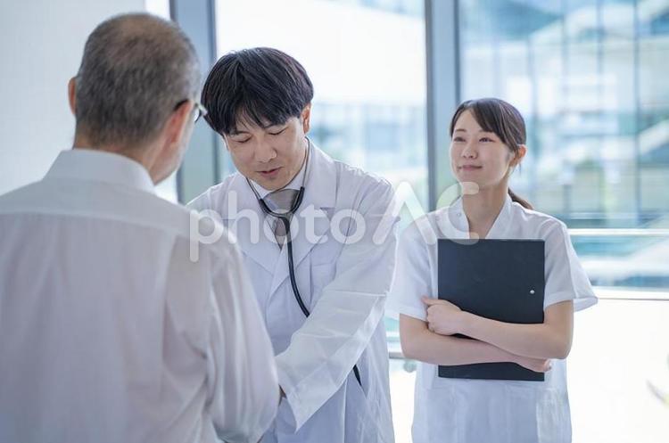 握手する男性医師と看護師と患者 握手,成功,退院の写真素材