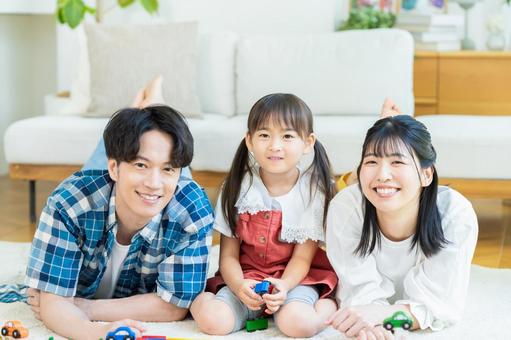 リビングで遊ぶ家族 リビングで遊ぶ家族 家族,笑顔,遊ぶの写真素材